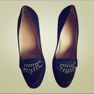 Hermès
Black suede heeled Loafer